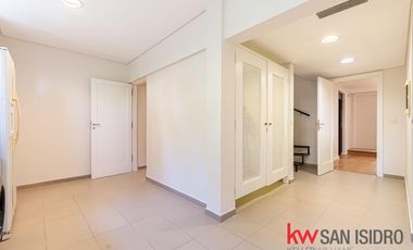 Casa en venta, 4 dormitorios en Barrio Parque, reciclado, con pileta y escritorio