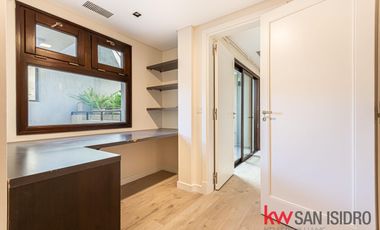 Casa en venta, 4 dormitorios en Barrio Parque, reciclado, con pileta y escritorio