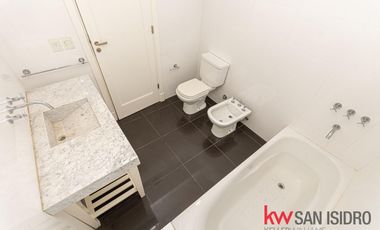 Casa en venta, 4 dormitorios en Barrio Parque, reciclado, con pileta y escritorio