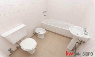 Casa en venta, 4 dormitorios en Barrio Parque, reciclado, con pileta y escritorio