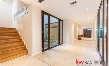 Casa en venta, 4 dormitorios en Barrio Parque, reciclado, con pileta y escritorio