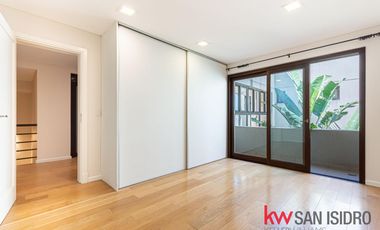Casa en venta, 4 dormitorios en Barrio Parque, reciclado, con pileta y escritorio
