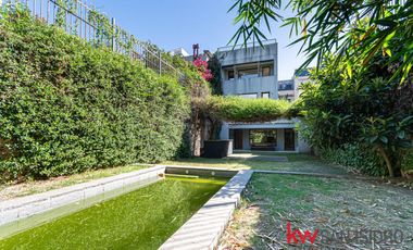 Casa en venta, 4 dormitorios en Barrio Parque, reciclado, con pileta y escritorio