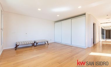 Casa en venta, 4 dormitorios en Barrio Parque, reciclado, con pileta y escritorio