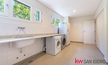 Casa en venta, 4 dormitorios en Barrio Parque, reciclado, con pileta y escritorio