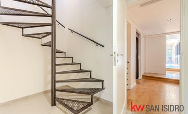 Casa en venta, 4 dormitorios en Barrio Parque, reciclado, con pileta y escritorio