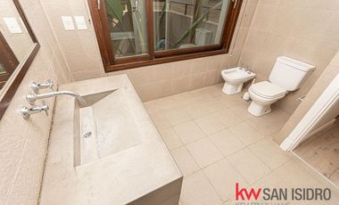 Casa en venta, 4 dormitorios en Barrio Parque, reciclado, con pileta y escritorio
