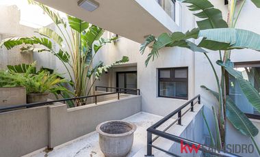 Casa en venta, 4 dormitorios en Barrio Parque, reciclado, con pileta y escritorio