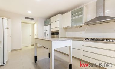 Casa en venta, 4 dormitorios en Barrio Parque, reciclado, con pileta y escritorio
