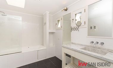 Casa en venta, 4 dormitorios en Barrio Parque, reciclado, con pileta y escritorio