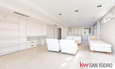 Casa en venta, 4 dormitorios en Barrio Parque, reciclado, con pileta y escritorio