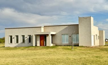 Descubre tu nueva casa en el campo en Zapiola, Lobos