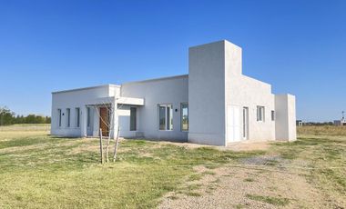 Descubre tu nueva casa en el campo en Zapiola, Lobos