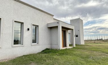 Descubre tu nueva casa en el campo en Zapiola, Lobos