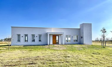 Descubre tu nueva casa en el campo en Zapiola, Lobos