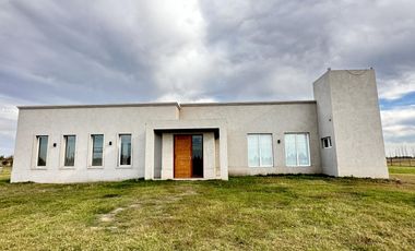 Descubre tu nueva casa en el campo en Zapiola, Lobos