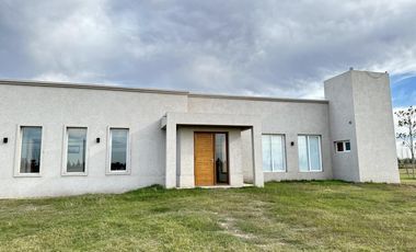 Descubre tu nueva casa en el campo en Zapiola, Lobos