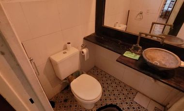 CASA DE ÉPOCA SOBRE DOBLE LOTE DE 402 MTS2 – AMPLIO PARQUE ARBOLADO