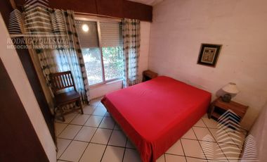 CASA DE ÉPOCA SOBRE DOBLE LOTE DE 402 MTS2 – AMPLIO PARQUE ARBOLADO