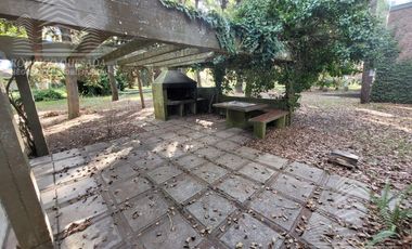 CASA DE ÉPOCA SOBRE DOBLE LOTE DE 402 MTS2 – AMPLIO PARQUE ARBOLADO