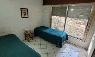 CASA DE ÉPOCA SOBRE DOBLE LOTE DE 402 MTS2 – AMPLIO PARQUE ARBOLADO