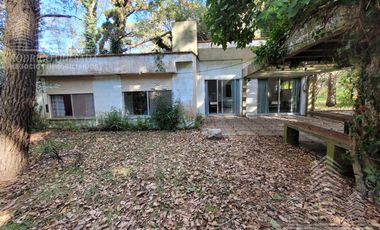 CASA DE ÉPOCA SOBRE DOBLE LOTE DE 402 MTS2 – AMPLIO PARQUE ARBOLADO