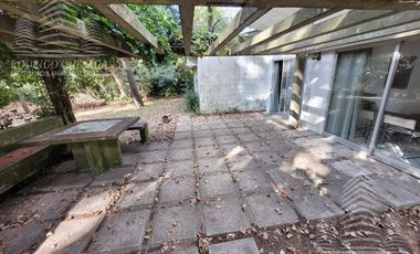 CASA DE ÉPOCA SOBRE DOBLE LOTE DE 402 MTS2 – AMPLIO PARQUE ARBOLADO