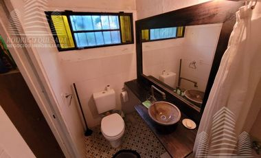 CASA DE ÉPOCA SOBRE DOBLE LOTE DE 402 MTS2 – AMPLIO PARQUE ARBOLADO