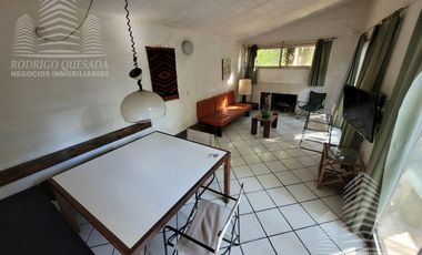 CASA DE ÉPOCA SOBRE DOBLE LOTE DE 402 MTS2 – AMPLIO PARQUE ARBOLADO