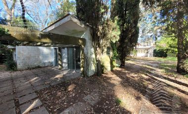 CASA DE ÉPOCA SOBRE DOBLE LOTE DE 402 MTS2 – AMPLIO PARQUE ARBOLADO
