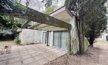 CASA DE ÉPOCA SOBRE DOBLE LOTE DE 402 MTS2 – AMPLIO PARQUE ARBOLADO