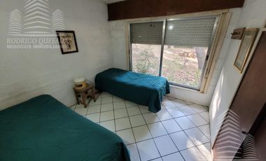 CASA DE ÉPOCA SOBRE DOBLE LOTE DE 402 MTS2 – AMPLIO PARQUE ARBOLADO