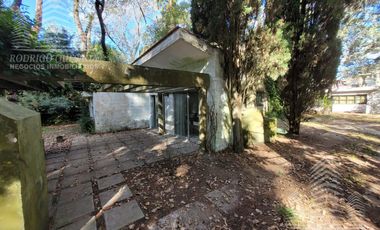 CASA DE ÉPOCA SOBRE DOBLE LOTE DE 402 MTS2 – AMPLIO PARQUE ARBOLADO