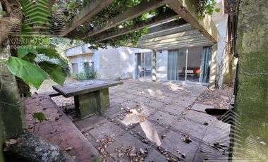 CASA DE ÉPOCA SOBRE DOBLE LOTE DE 402 MTS2 – AMPLIO PARQUE ARBOLADO