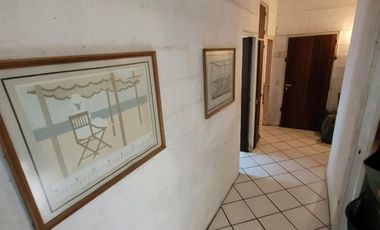 CASA DE ÉPOCA SOBRE DOBLE LOTE DE 402 MTS2 – AMPLIO PARQUE ARBOLADO