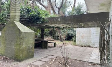 CASA DE ÉPOCA SOBRE DOBLE LOTE DE 402 MTS2 – AMPLIO PARQUE ARBOLADO