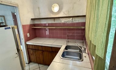 CASA DE ÉPOCA SOBRE DOBLE LOTE DE 402 MTS2 – AMPLIO PARQUE ARBOLADO