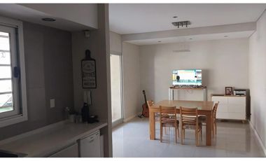 Casa 6 Ambientes refaccionada a nuevo con jardin terraza y cochera