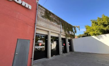 Deposito con importante vidriera comercial.