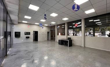 Deposito con importante vidriera comercial.