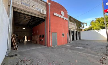 Deposito con importante vidriera comercial.