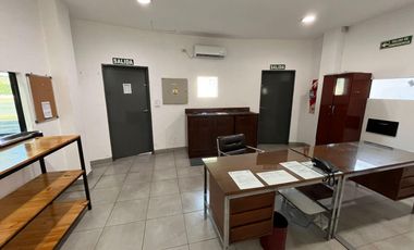 Deposito con importante vidriera comercial.