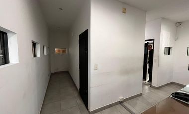 Deposito con importante vidriera comercial.