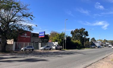 Deposito con importante vidriera comercial.