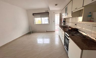 Departamento en alquiler dos ambientes con ascensor y balcón