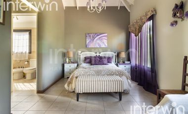 Venta casa sobre terreno de 800 m2 con jardín, piscina, galería, parrilla y terraza. - Garin