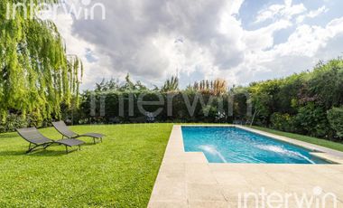 Venta casa sobre terreno de 800 m2 con jardín, piscina, galería, parrilla y terraza. - Garin