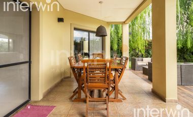 Venta casa sobre terreno de 800 m2 con jardín, piscina, galería, parrilla y terraza. - Garin