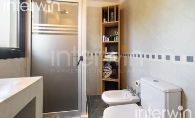 Venta casa sobre terreno de 800 m2 con jardín, piscina, galería, parrilla y terraza. - Garin