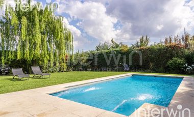 Venta casa sobre terreno de 800 m2 con jardín, piscina, galería, parrilla y terraza. - Garin